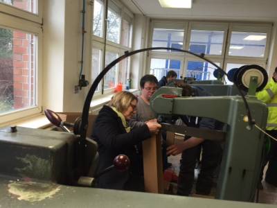 Bei der Lebenshilfe Bremerhaven versuche ich mich einmal selbst an den Maschinen. 