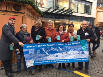 Beim Spendensammeln fr den Volksbund zur Pflege Deutscher Kriegsgrber in der Vegesacker Fugngerzone